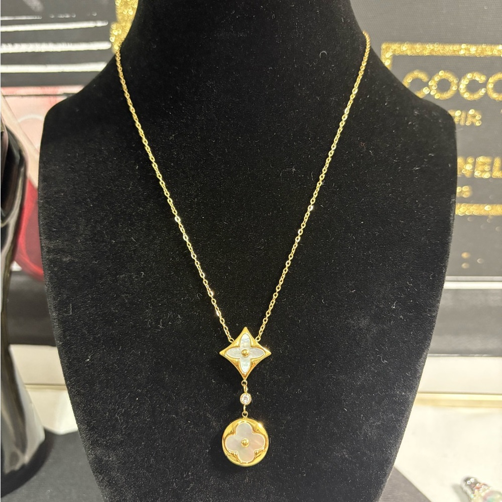 Gold tone Pendant Necklace